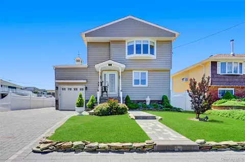 184 Inlet Dr, Lindenhurst, NY 11757