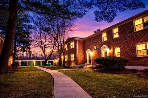 15 Fieldstone Dr #143, Greenburgh, NY 10530