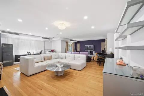 3 Ascot Rdg, North Hempstead, NY 11021