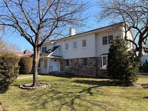 3 Ascot Rdg, North Hempstead, NY 11021