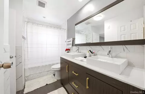 Bath - 38 Sutton St, Hempstead, NY 11550 photo 2 of 2