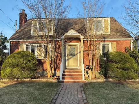 3 Chestnut Ave, Floral Park, NY 11001