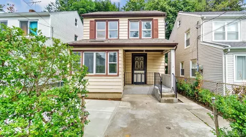 3 Walnut Pl, North Hempstead, NY 11021