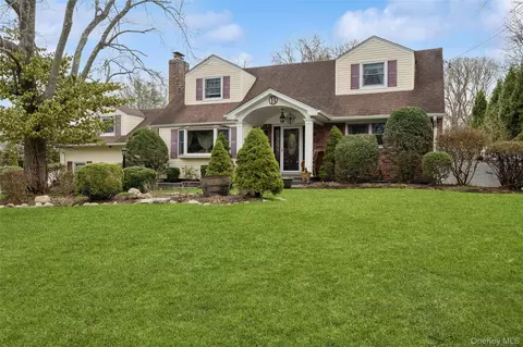 4 University Dr, Setauket, NY 11733
