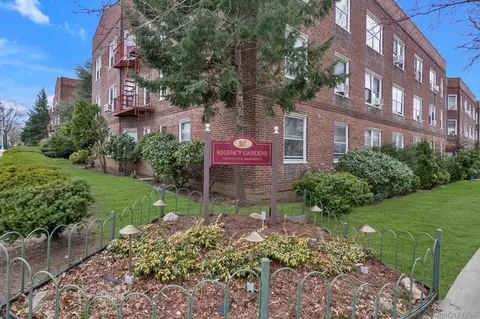 78-42 Main St #3J, New York, NY 11747
