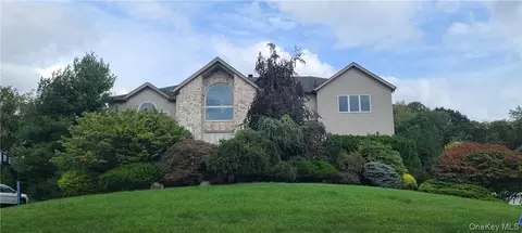 31 Lowell Dr, Clarkstown, NY 10956