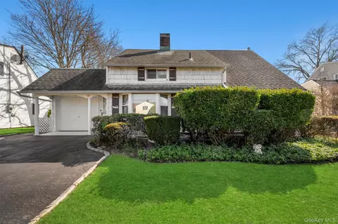 60 Flamingo Rd, Levittown, NY 11756