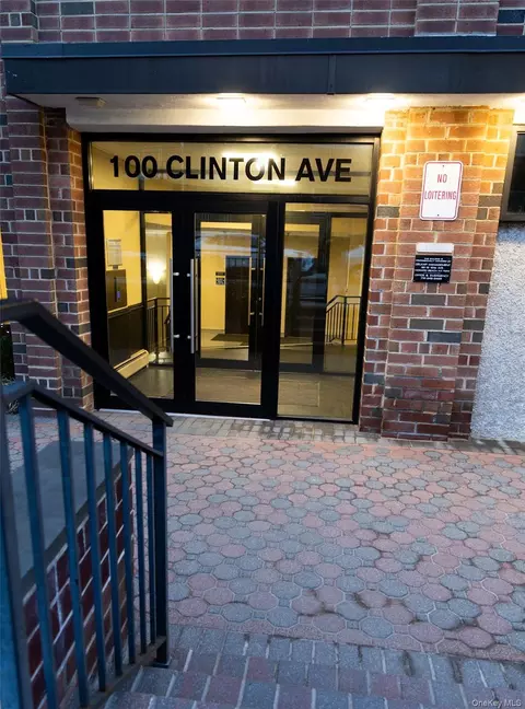 100 Clinton Ave #2E, Mineola, NY 11501