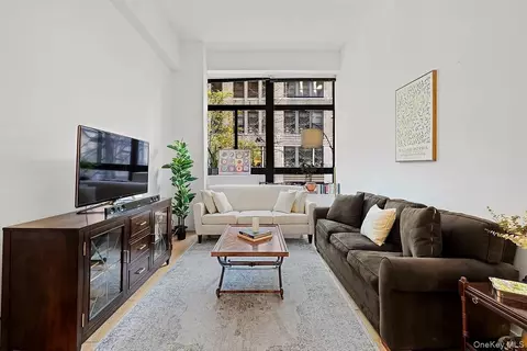 310 E 46th St #3T, New York, NY 10017