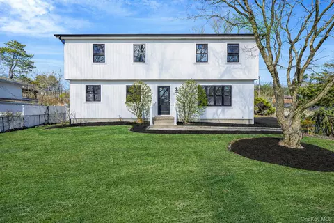 426 Lucerne Ave, Shirley, NY 11967