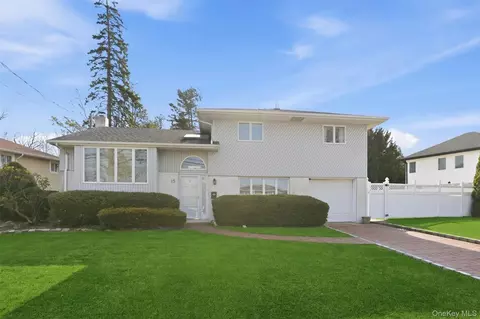 15 5th Pl, Syosset, NY 11791