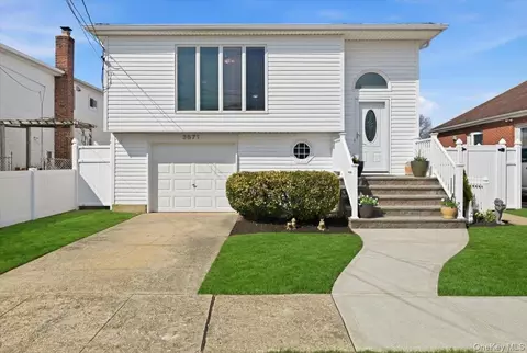 3671 Bayview St, Seaford, NY 11783