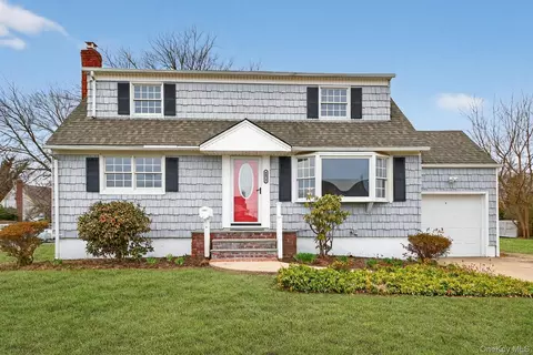 4072 Maywood Dr, Seaford, NY 11783