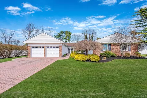 16 Manchester Ln, Stony Brook, NY 11790