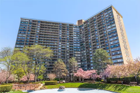 2 Bay Club Dr #17P, Bayside, NY 11360