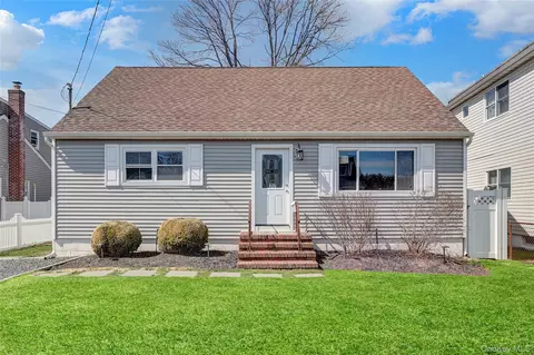 77 Farmers Ave, Lindenhurst, NY 11757