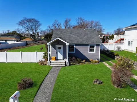 27 E Lincoln Ave, Massapequa, NY 11758