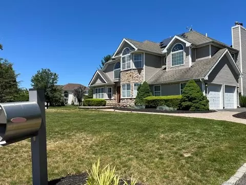 1 Holly Ct, Miller Place, NY 11764