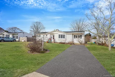 35 Betsy Dr, West Sayville, NY 11796