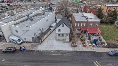 1148 E 211th St, New York, NY 10469