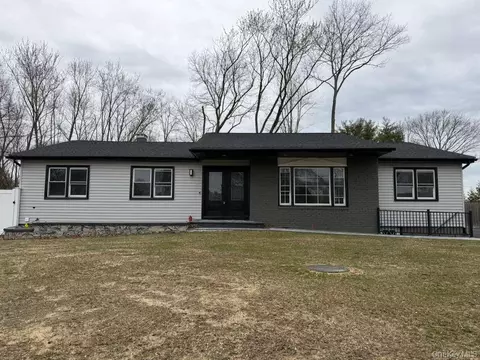 21 Colby Dr, Kings Park, NY 11754