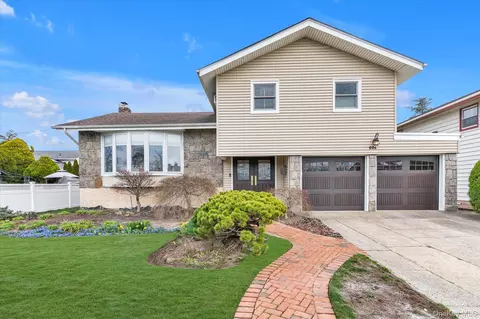 904 Park Ln, Valley Stream, NY 11581