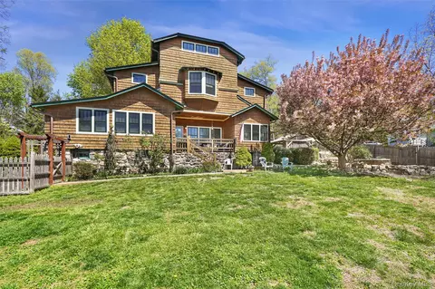 8 Olive Dr, Mahopac, NY 10541