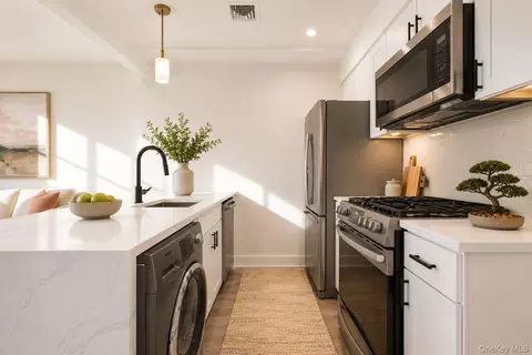 31-41 29th St #3B, Astoria, NY 11106