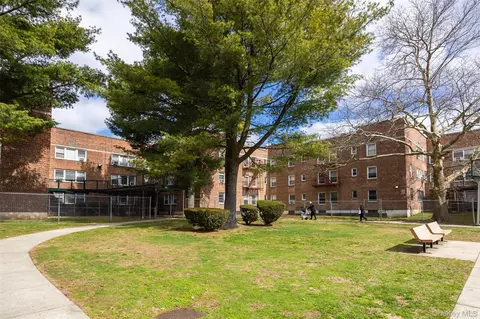 69-12 140th St #2C, Kew Gardens Hills, NY 11367
