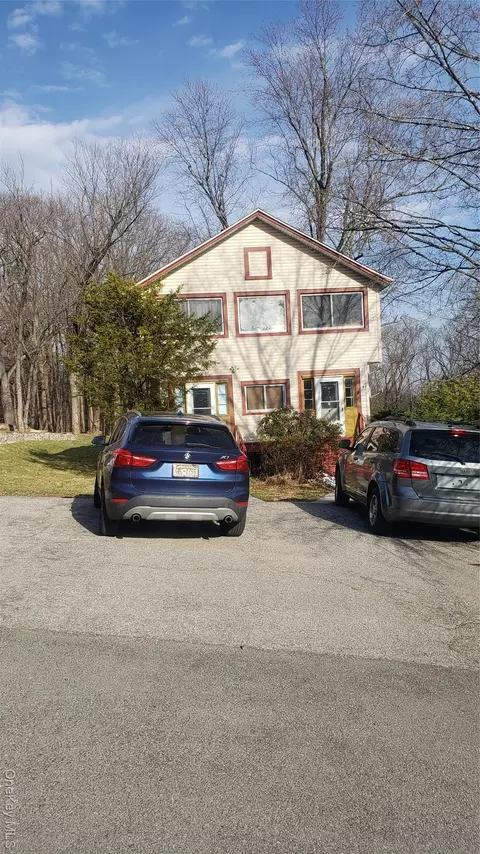 6 Stowe Rd, Peekskill, NY 10566
