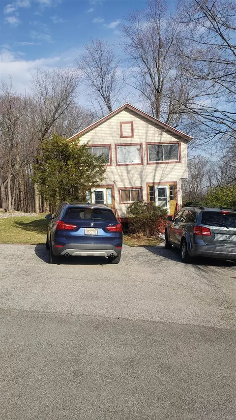 6 Stowe Rd, Peekskill, NY 10566