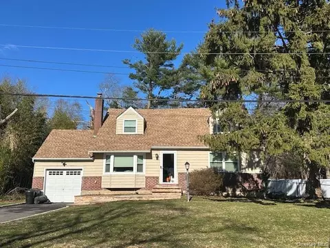 21 Ruby Ln, Huntington Station, NY 11746