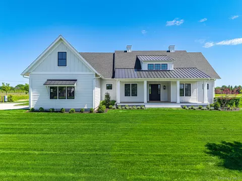 25 Club Dr, Calverton, NY 11933