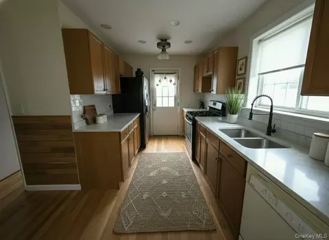 Entry Way - 863 North St, Peekskill, NY 10566 photo 1 of 3