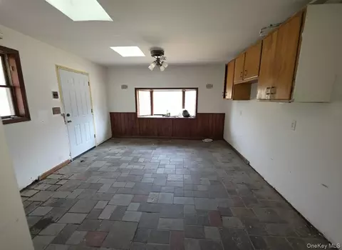 Entry Way - 863 North St, Peekskill, NY 10566 photo 2 of 3