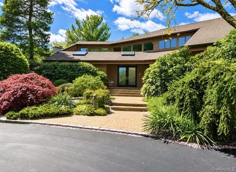 9 The Grasslands, Woodbury, NY 11797