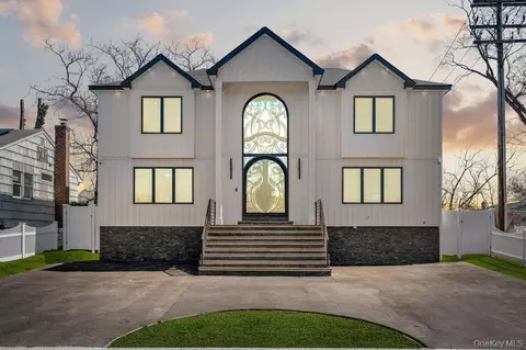 15 Forest Rd, Valley Stream, NY 11581