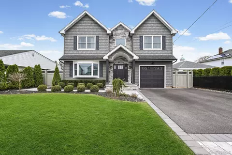 70 Connecticut Ave, Massapequa, NY 11758