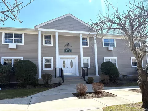 334 Lakeland Ave #4A, Sayville, NY 11782