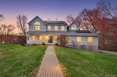 24 Coachlight Dr, Poughkeepsie, NY 12603