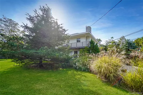 3 Jefferson Ave, Hampton Bays, NY 11946