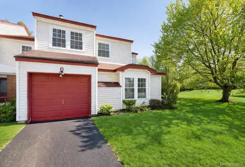 6 Georgian Ct, Coram, NY 11727