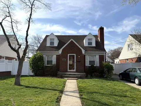 586 Stratford Rd, Baldwin, NY 11510