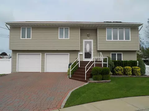 251 Garfield St, Freeport, NY 11520