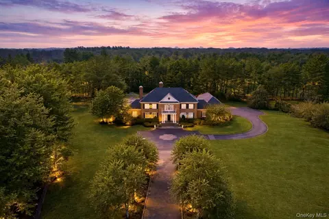 10 Colonial Dr, Glen Head, NY 11545