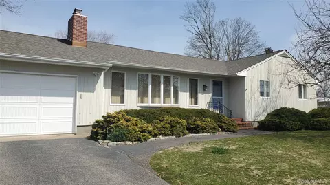 11 Harborview Pl, Center Moriches, NY 11934