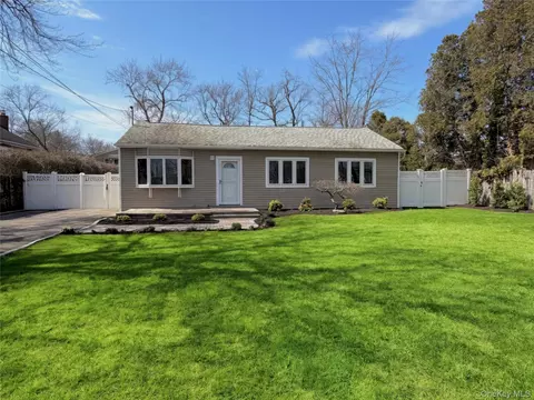 16 Lincoln Dr, Oakdale, NY 11769