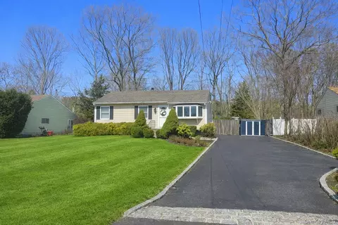 9 Fox Ln, Shoreham, NY 11786