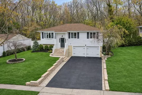 17 Country Lane Dr, Kings Park, NY 11754