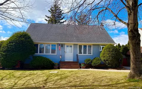 9 Northcote Rd, North Hempstead, NY 11590